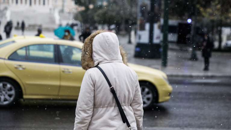 Κακοκαιρία "Ελπίς": Πώς κινούνται τα μέσα μεταφοράς - Αλλαγές στα δρομολόγια λόγω του χιονιά