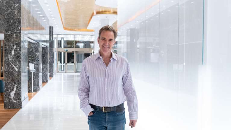 Κων/νος Κακανιάς: Ο &quot;μπαμπάς&quot; της κυρίας Τεπενδρή μιλά για την περσόνα - alter ego του -Η έμπνευση από τον... Λάμπρο Κωνσταντάρα