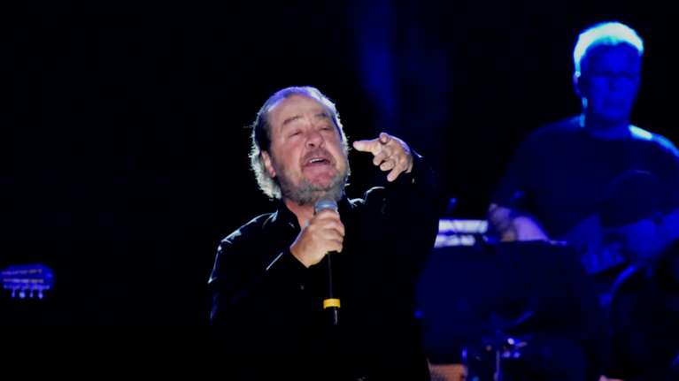 Σπάνια φωτό: Ο Γιάννης Πάριος αγνώριστος, ντυμένος τσολιάς στο Γυμνάσιο, στην Πάρο