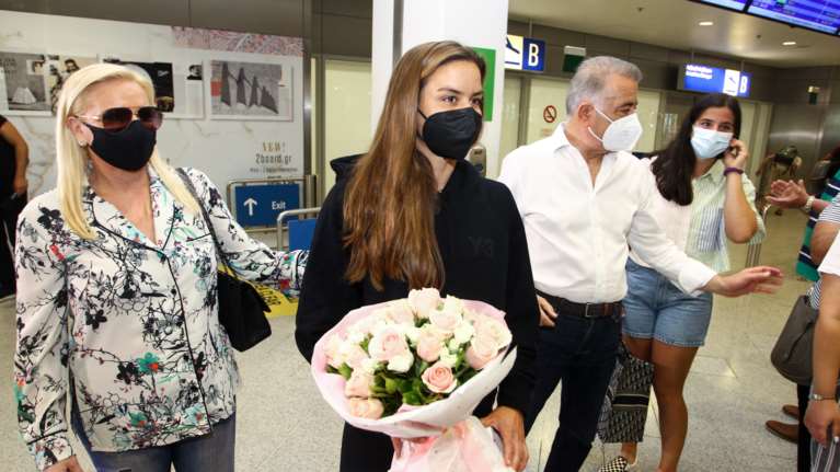Η Μαρία Σάκκαρη επέστρεψε στην Αθήνα - &quot;Ευχαριστώ όλους τους Ελληνες για την αγάπη που έλαβα&quot; [εικόνες]