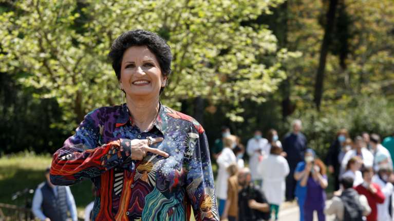 Η Άλκηστις Πρωτοψάλτη τραγουδάει κάνοντας... πατίνι