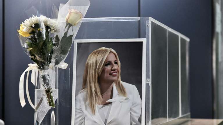 Φώφη Γεννηματά: Μαύρα πανιά και μεσίστια σημαία στα γραφεία του ΚΙΝΑΛ [εικόνες - βίντεο]