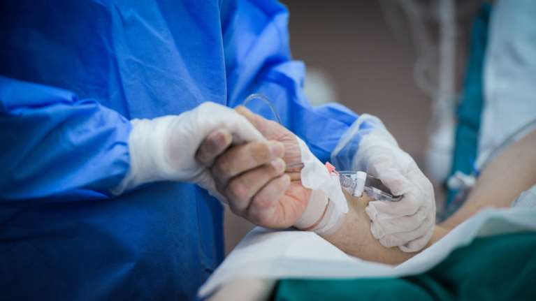 Κορονοϊός - Στα όριά του το ΕΣΥ: &quot;Εξαφανίζονται&quot; σε λίγες ώρες οι ΜΕΘ - Αναβάλλονται χειρουργεία