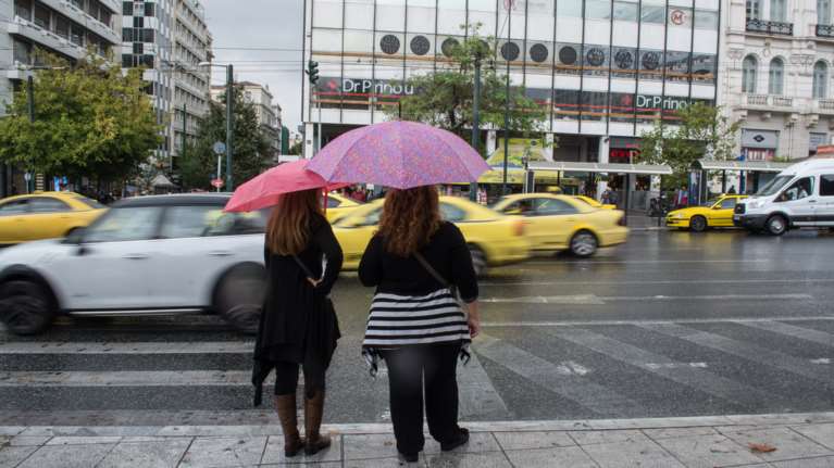 Αλλάζει το σκηνικό του καιρού: Κατακόρυφη πτώση της θερμοκρασίας και βροχές