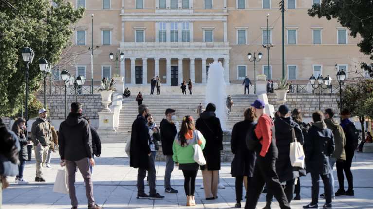 Συγκρατημένη αισιοδοξία για ύφεση στην πανδημία: Πότε αναμένεται αποκλιμάκωση σε κρούσματα και θανάτους