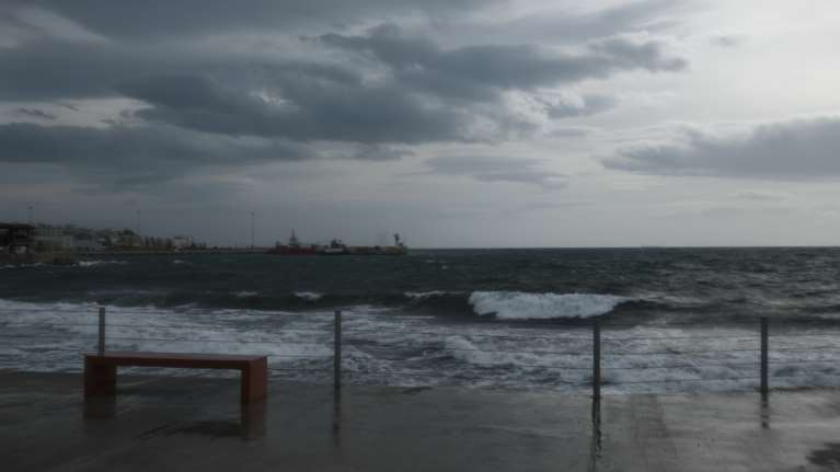 Δεμένα τα πλοία στα λιμάνια λόγω των ισχυρών ανέμων - Πού υπάρχει απαγορευτικό