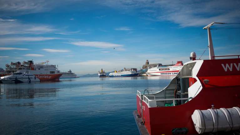 &quot;Φράκαρε&quot; το λιμάνι του Πειραιά με συνωστισμό κοντέινερ - Κίνδυνος ενόψει Χριστουγέννων