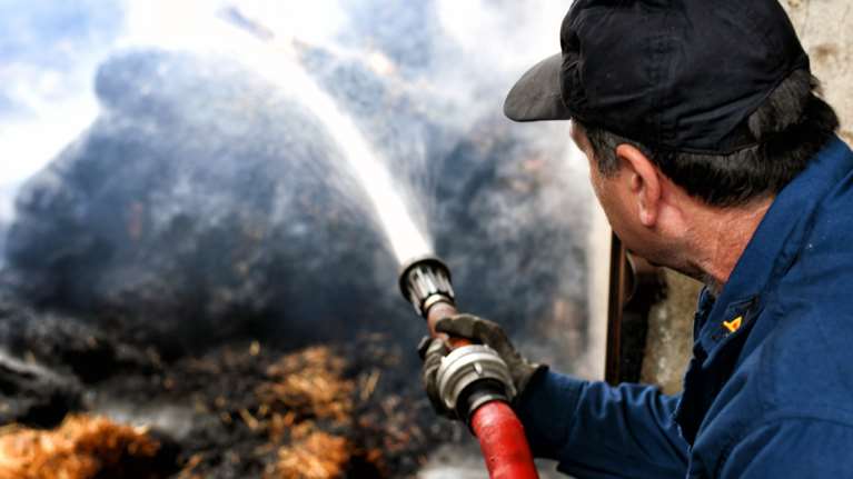Συναγερμός στην Πυροσβεστική - Πυρκαγιά σε αποθήκη στο Αιγάλεω