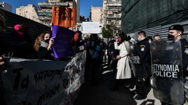 Δίκη Λιγνάδη: Πλήθος κόσμου με πανό, πλακάτ και... μουσικά όργανα έξω από το δικαστήριο [εικόνες]