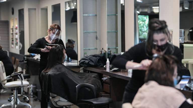 Αρνητής έκανε μήνυση σε κομμωτήριο - Απαιτούσε να τον κουρέψει... ανεμβολίαστος χωρίς μάσκα