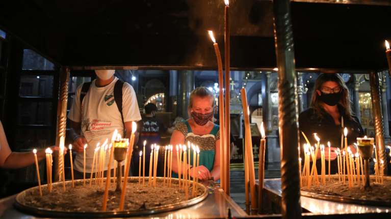 Ανοιχτές οι εκκλησίες το Πάσχα: Με... περικοπές η περιφορά του Επιταφίου - Στις 21:30 το &quot;Χριστός Ανέστη&quot;