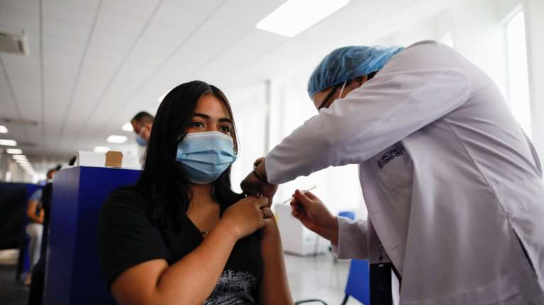 Καθηγητής Παιδιατρικής: Αναμένουμε αύξηση νοσηλειών στα παιδιά - Επείγει ο εμβολιασμός στις ηλικίες 12-18