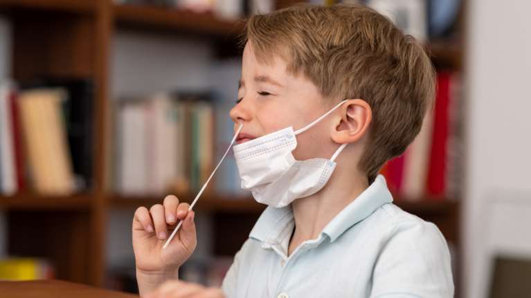 Διεθνής μελέτη: Ενα στα τέσσερα παιδιά με κορονοϊό θα εμφανίσουν μακρόχρονα συμπτώματα
