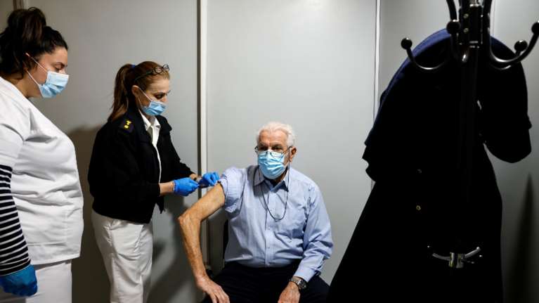 Εμβολιασμοί: Ανοίγει σήμερα η πλατφόρμα για τις ηλικίες 70-74 - Ποιοι ακολουθούν