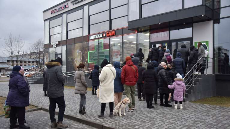 Κίεβο: Οι Ουκρανοί αδειάζουν σούπερ μάρκετ και βενζινάδικα - &quot;Μέχρι σήμερα πιστεύαμε ότι δεν θα συμβεί τίποτα&quot;