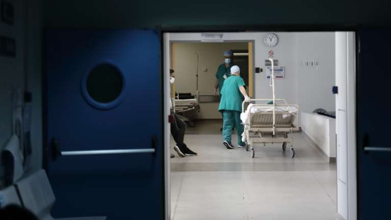 Ραγδαία αύξηση νοσηλειών covid: 13 νέοι και ένα παιδί σε ΜΕΘ - Καμπανάκι Εξαδάκτυλου