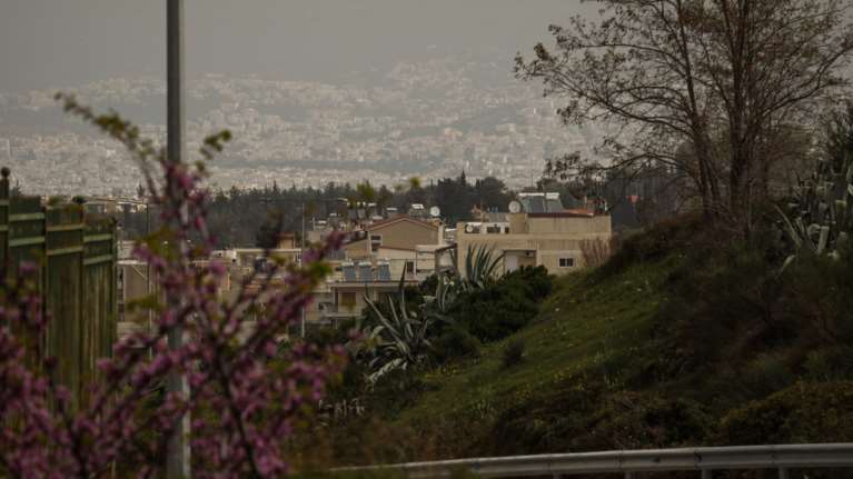 Καιρός: Υψηλές θερμοκρασίες και αφρικανική σκόνη και σήμερα