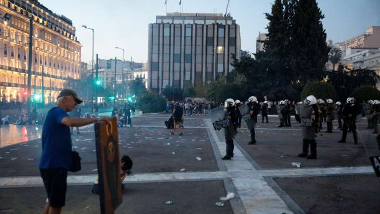 Προσαγωγές για τα επεισόδια στη συγκέντρωση αντιεμβολιαστών στο Σύνταγμα