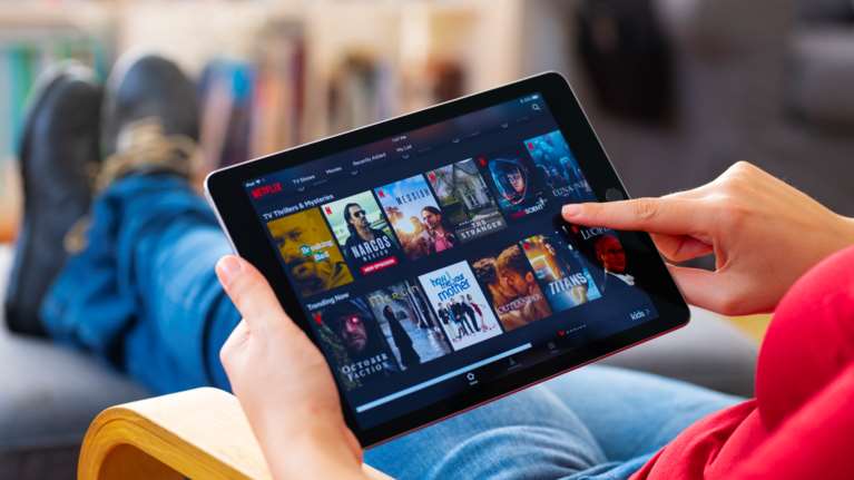 Το Netflix έπαθε... ΠΑΣΟΚ και αναφωνεί: &quot;Καλησπέρα ήλιε, καλησπέρα&quot; - &quot;Δάκρυσε&quot; το Τwitter [εικόνα]