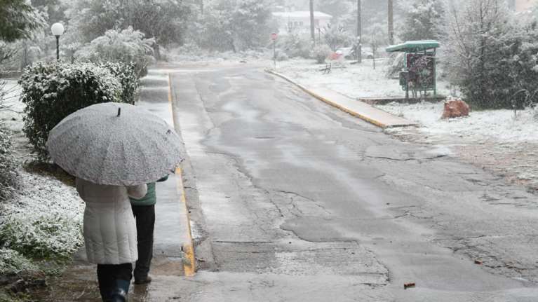 Η χώρα μπαίνει στο &quot;ψυγείο&quot;: Πότε έρχεται το νέο κύμα κακοκαιρίας - Χαμηλές θερμοκρασίες, χιόνια και στην Αττική