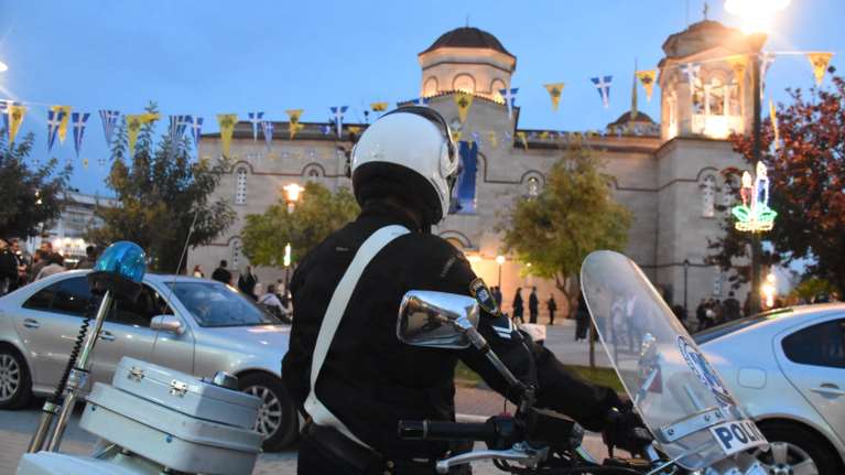 Αγία Παρασκευή: Συνέλαβαν δύο άτομα με καραμπίνες στην εκκλησία λίγο πριν την Ανάσταση