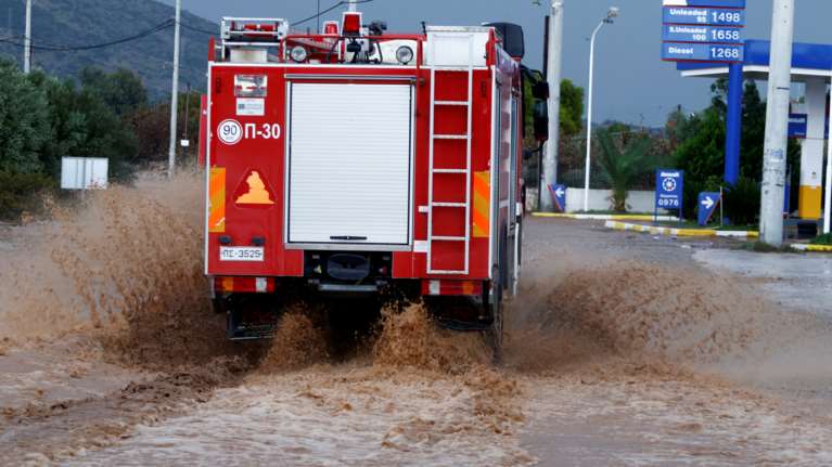 Κακοκαιρία στην Αττική: Δεκάδες κλήσεις για πλημμύρες και απεγκλωβισμούς δέχθηκε η Πυροσβεστική