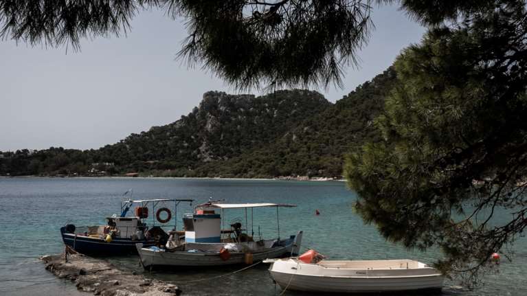 Αστατος καιρός με νεφώσεις και τοπικές βροχές - Πού θα κυμανθεί η θερμοκρασία