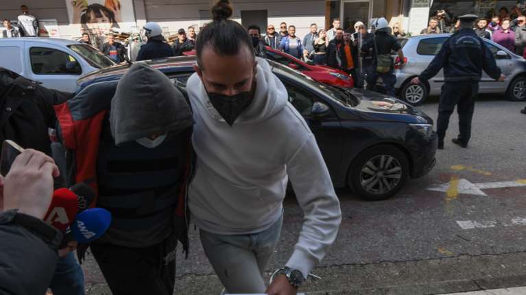 Μακελειό στην Ανδραβίδα: Εβριζαν τον 60χρονο έξω από τα δικαστήρια - &quot;Αντε ρε μ...ο&quot;  - Πήρε νέα προθεσμία [βίντεο]