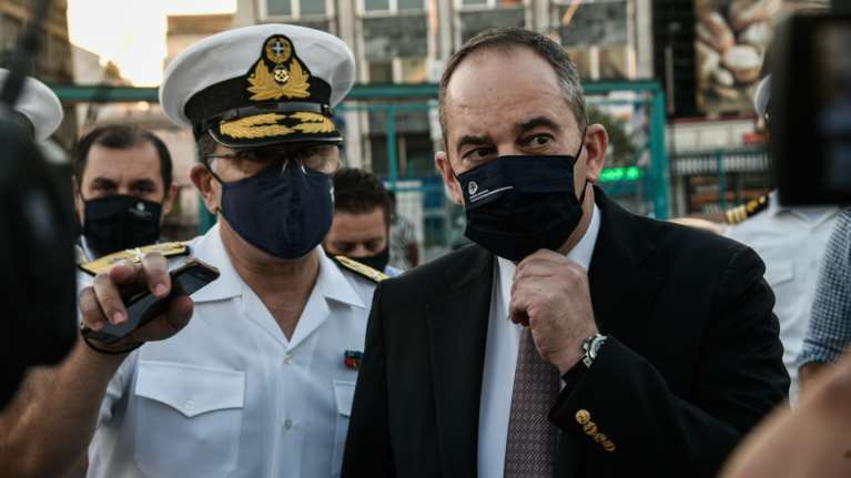 Στο λιμάνι του Πειραιά ο Πλακιωτάκης: &quot;Στόχος η επιτάχυνση των εμβολιασμών&quot;