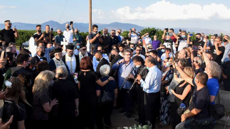 Φιλιώ Πυργάκη: Με δημοτικά τραγούδια και σε κλίμα συγκίνησης το τελευταίο &quot;αντίο&quot; [εικόνες - βίντεο]