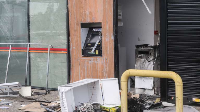 Ανατίναξαν δύο ΑΤΜ στη λεωφόρο Μαραθώνος