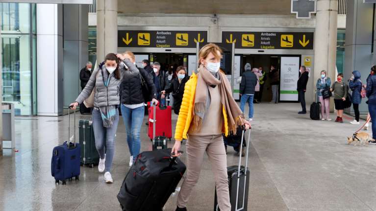 ΙΑΤΑ: Υποχρεωτική η μάσκα στα αεροπλάνα για πολύ καιρό ακόμη