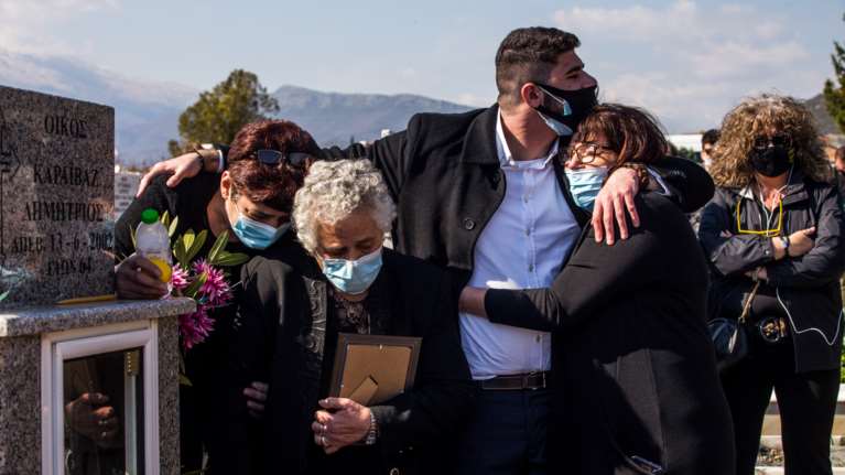 Καραϊβάζ: Ο σπαρακτικός επικήδειος από τον γιο του Δημήτρη και το τραγούδι που αφιέρωσε στον πατέρα του