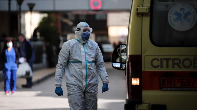 Κρήτη: Ανεμβολίαστος 55χρονος ιερέας μεταφέρθηκε διασωληνωμένος στη ΜΕΘ Ηρακλείου