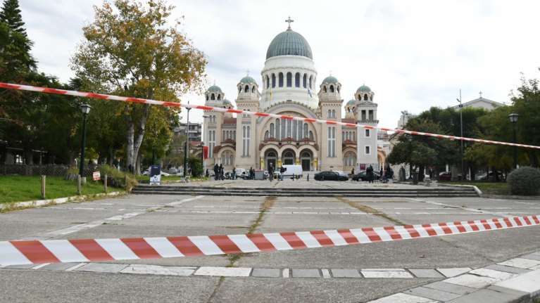 Πάτρα: Σε αστυνομικό κλοιό η γιορτή του Αγίου Ανδρέα - Περιφορά στο προαύλιο του Ναού [εικόνες - βίντεο]