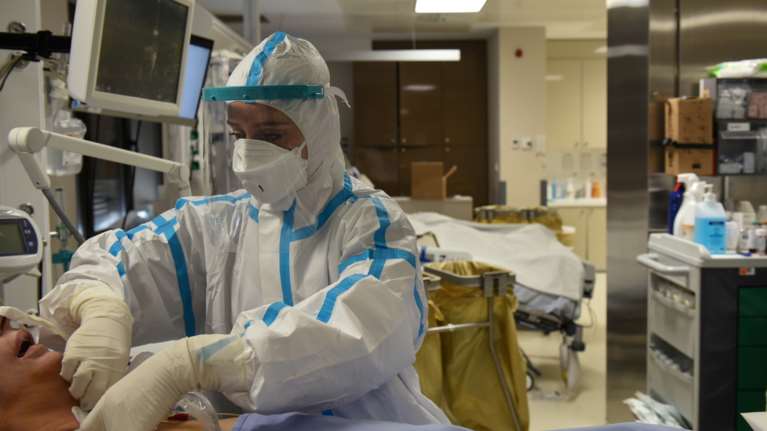 Κορονοϊός - Διευθύντρια ΜΕΘ ΑΧΕΠΑ: Νοσηλεύουμε ανθρώπους 35 έως 70 ετών - Κενά τα δύο από τα 42 κρεβάτια ΜΕΘ