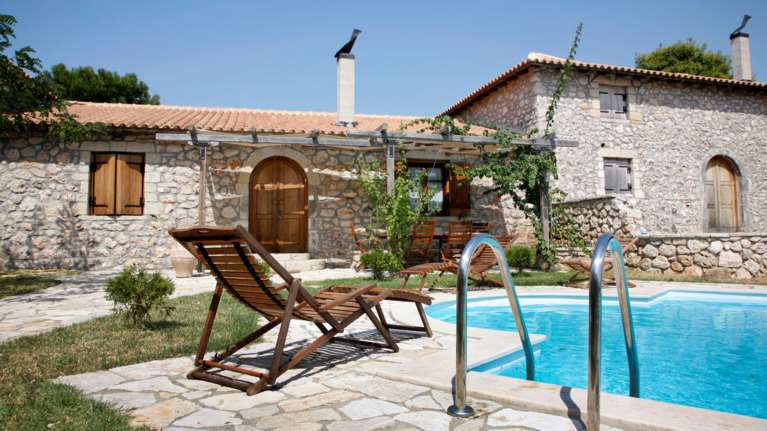 Πάσχα σε... βίλες και μονοκατοικίες: Πληρότητα 100% στην Αττική