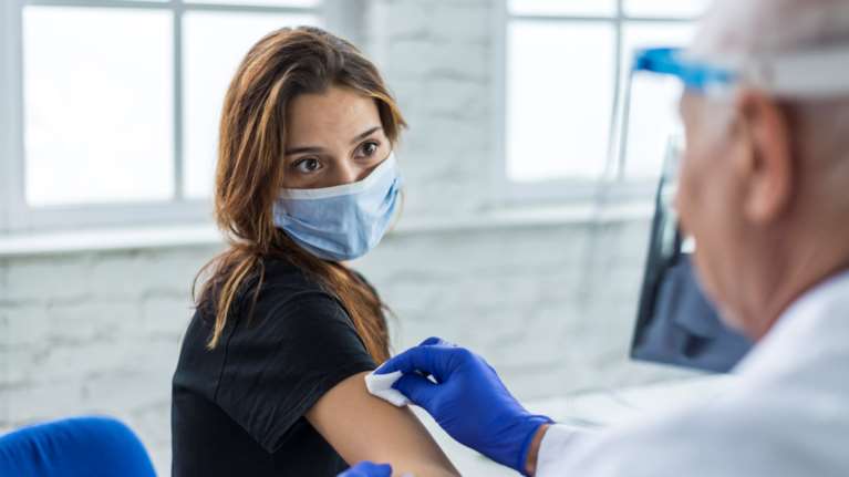Ερευνα: Τα εμβόλια κορονοϊού δεν έχουν επίπτωση στην περίοδο των γυναικών