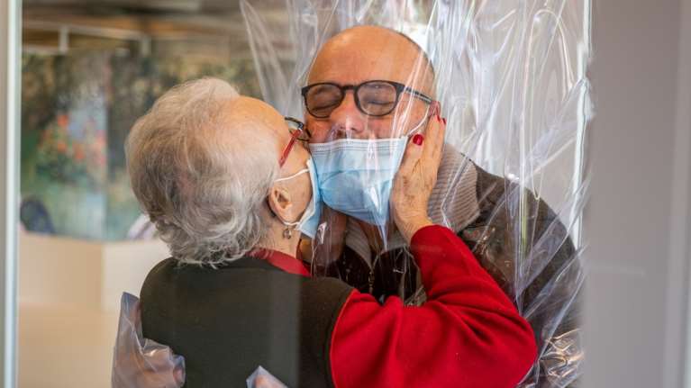 Ανασκόπηση 2020: Η χρονιά της πανδημίας που άλλαξε τον κόσμο - Ολα όσα συνέβησαν σε 12 μήνες