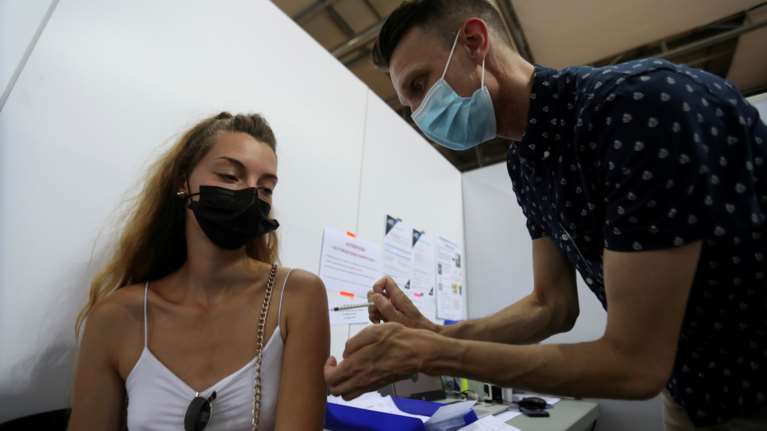 Ερευνα της Pfizer: Ποιοι εμβολιασμένοι κινδυνεύουν να νοσήσουν βαριά