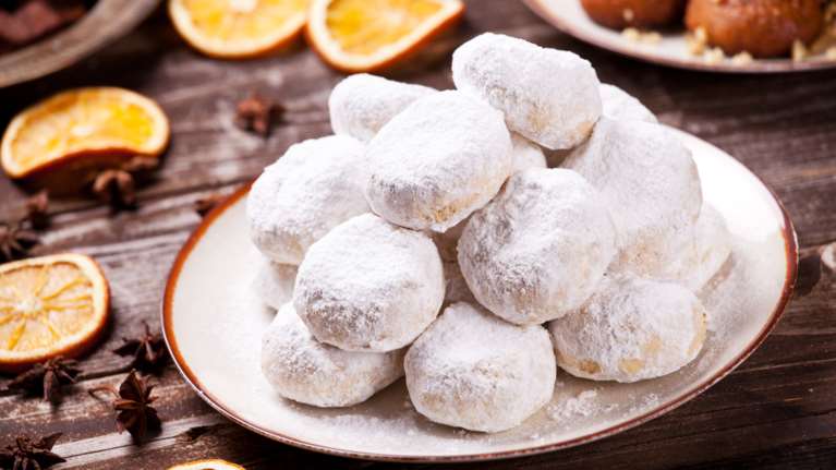 Συνταγή για γρήγορους κουραμπιέδες χωρίς μίξερ από τον Ακη Πετρετζίκη - Τα χρυσά tips