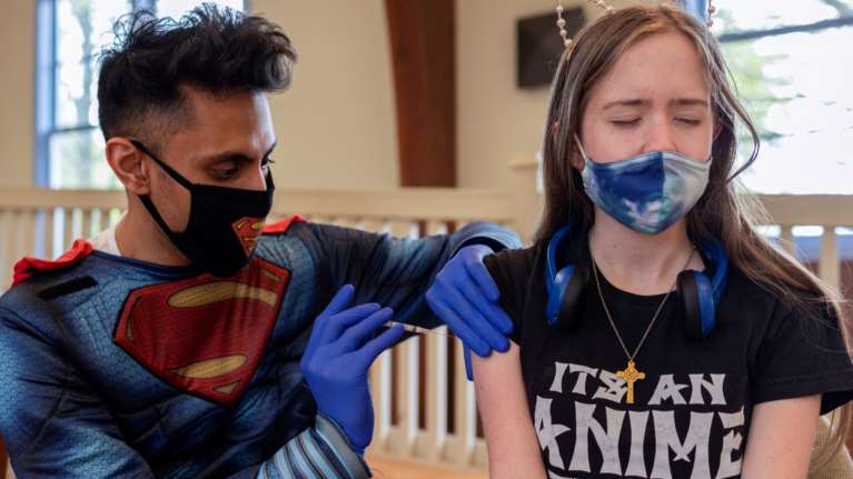 Παιδίατρος Μαζάνης: Να εμβολιάσουν άφοβα τα παιδιά τους οι γονείς - Ασφαλές και αποτελεσματικό το εμβόλιο