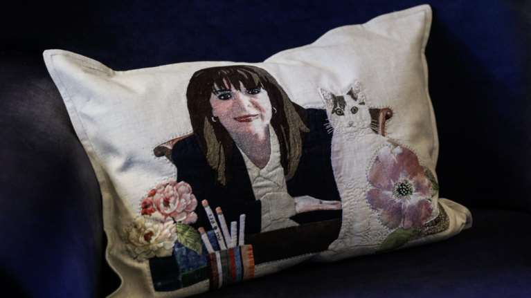 Κατερίνα Σακελλαροπούλου: Η ιστορία πίσω από το μαξιλαράκι με το πρόσωπό της και τη γάτα της
