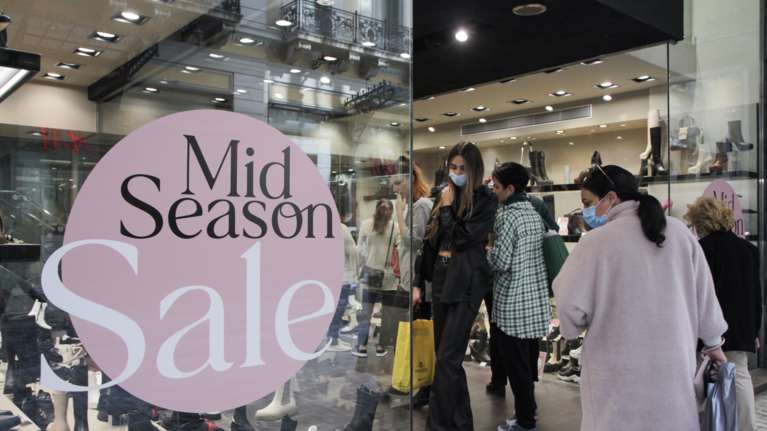 Πρεμιέρα σήμερα για τις ενδιάμεσες εκπτώσεις - Ποια Κυριακή θα είναι ανοιχτά τα μαγαζιά