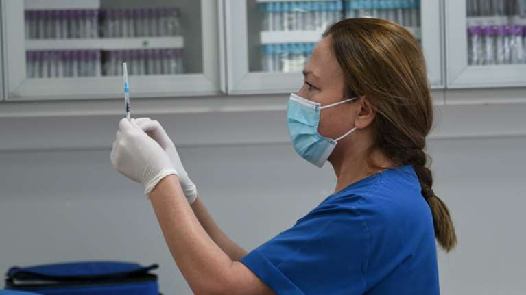 Καταγγελία για πιθανή θρόμβωση σε 45χρονη από τη Θηβα μετά από Johnson &amp; Johnson - Το σχόλιο Βασιλακόπουλου