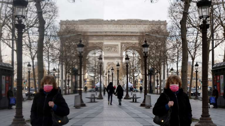 Το τέλος της πανδημίας πλησιάζει, αλλά θα μάθουμε να ζούμε με τον κορονοϊό - Θα μολυνθεί με Ομικρον το 50% του πληθυσμού