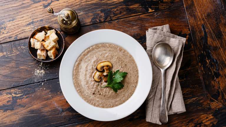 Συνταγή για πεντανόστιμη μανιταρόσουπα - Εύκολη, ιδανική επιλογή για το χριστουγεννιάτικο τραπέζι