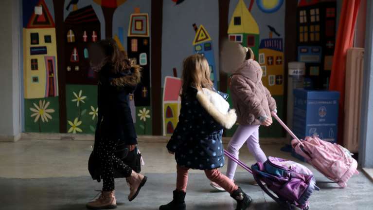 Τζανάκης: Γιατί είναι προστατευμένα από κορονοϊό 7 στα 10 παιδιά - Ο ρόλος του 50% +1 για το κλείσιμο της τάξης