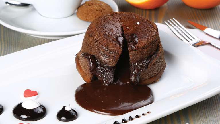 Ακης Πετρετζίκης: Συνταγή για θεϊκό σουφλέ black forest - Με ελάχιστα υλικά