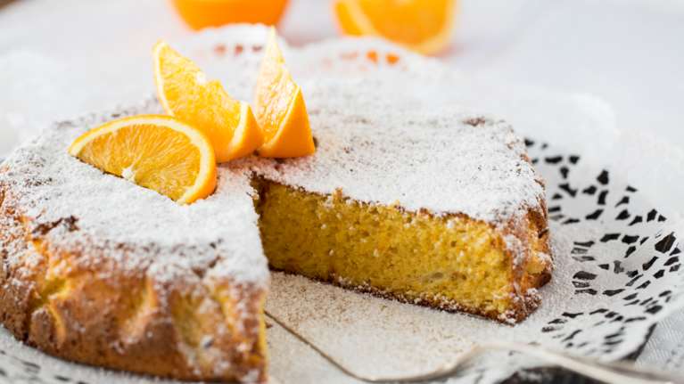 Ακης Πετρετζίκης: Κέικ πορτοκάλι με λευκή σοκολάτα - Τέλειο συνοδευτικό για τον καφέ